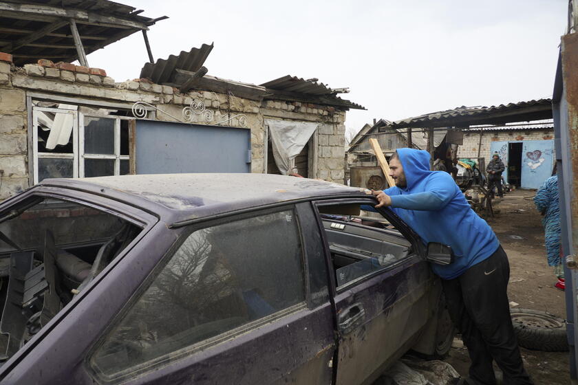 Villagers near the frontline in Ukraine 's Kupiansk refuse to leave amid increasing shelling © ANSA/EPA