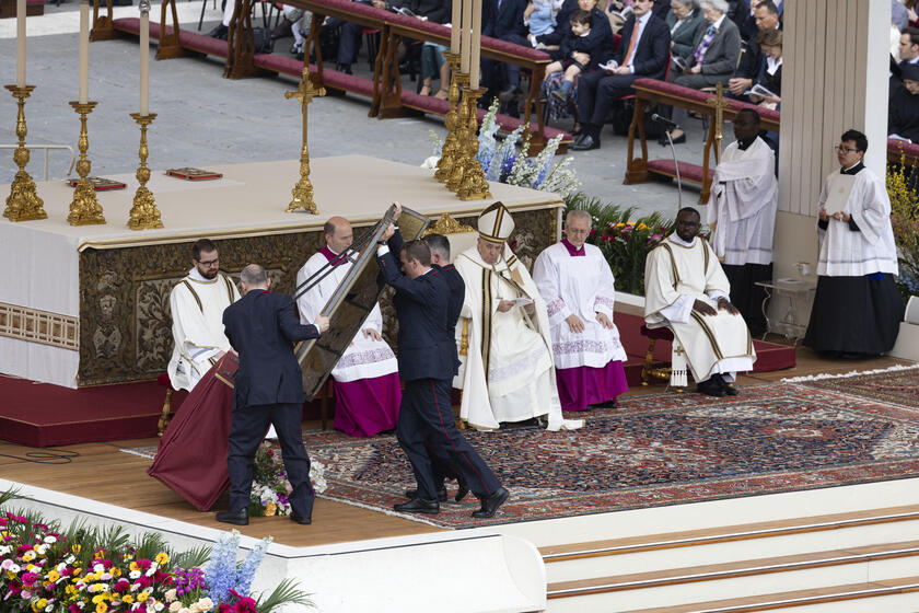 Il Papa in Piazza San Pietro per la messa di Pasqua - RIPRODUZIONE RISERVATA