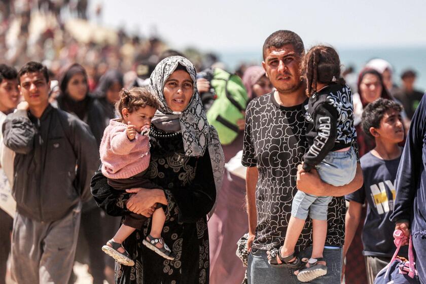 Decine di migliaia palestinesi in viaggio verso il nord di Gaza © ANSA/AFP