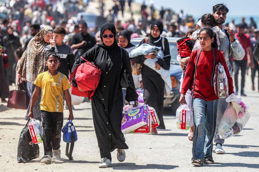 Decine di migliaia palestinesi in viaggio verso il nord di Gaza © ANSA/AFP
