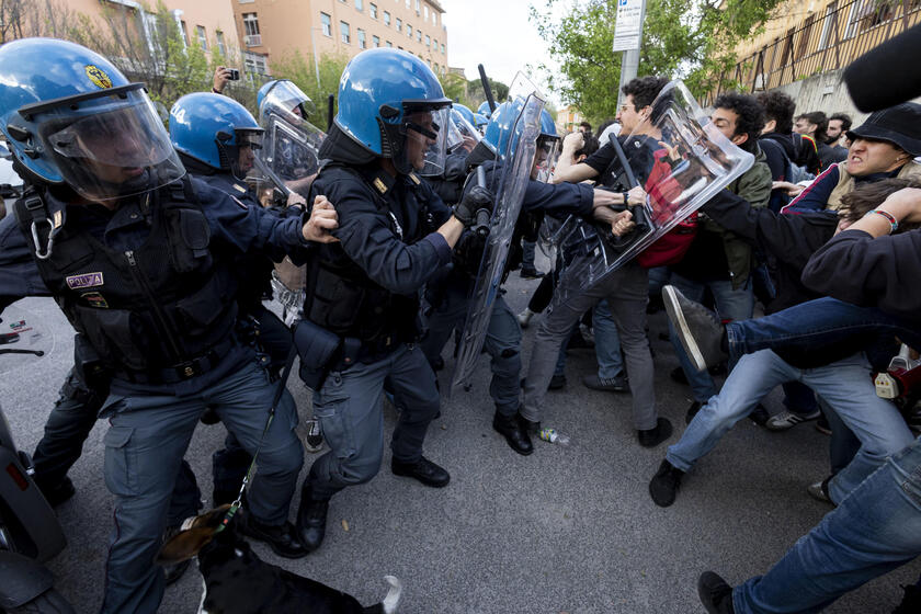 Manifestanti Sapienza gridano  'assassini ', momenti di tensione - RIPRODUZIONE RISERVATA