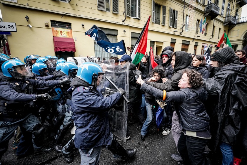Studenti in corteo a Torino verso sede incontro con ministri