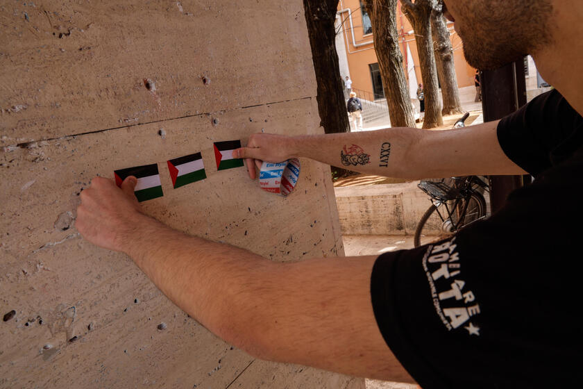 'Riempiamo di bandierine palestinesi la facoltà ', flashmob a Scienze Politiche a La Sapienza - RIPRODUZIONE RISERVATA