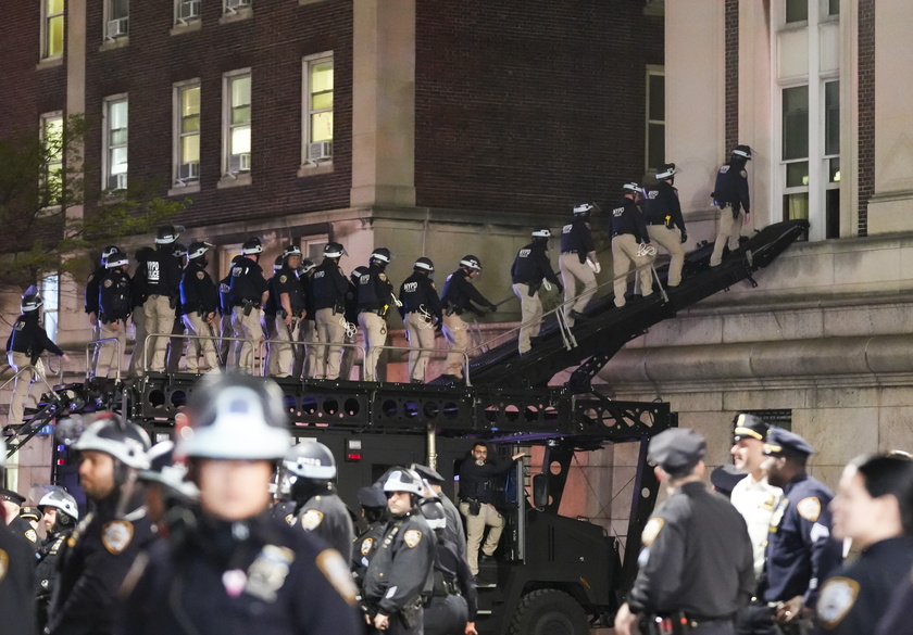 NYPD Enter Columbia University After Protestors take over Hamilton Hall