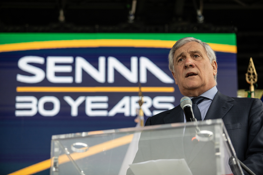 Antonio Tajani discursa em homenagem a Senna e Ratzenberger