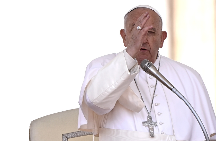 Il Papa, preghiamo per la pace, guerra è sempre una sconfitta