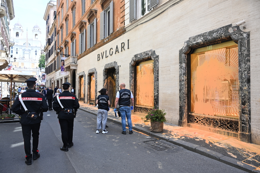 Blitz di Ultima Generazione a Roma, negozi del lusso tinti di arancione