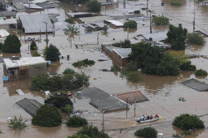 SDG GALLERY - Inondazione a Porto Alegre, le persone si rifugiano sui tetti