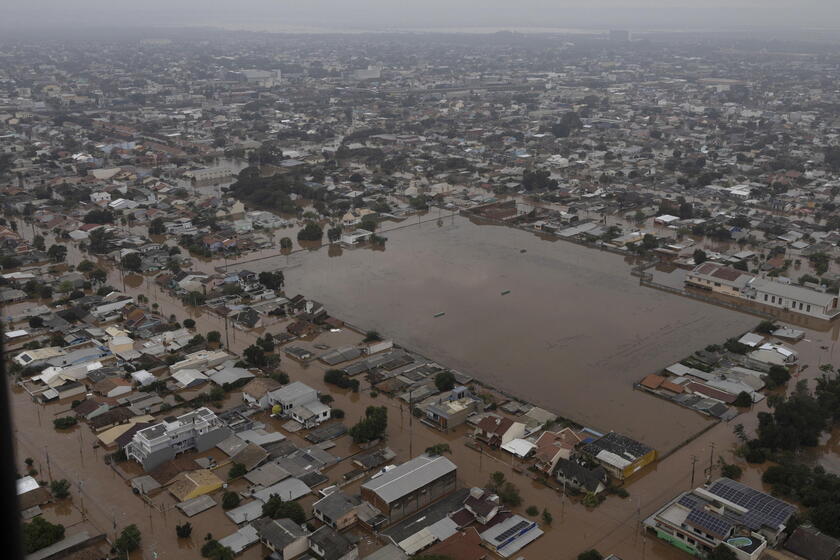 SDG GALLERY - Inondazione a Porto Alegre, le persone si rifugiano sui tetti