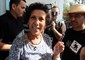 L'attivista per i diritti umani Radhia Nasraoui mostra sorridente il dito tinto di inchiostro, segno del voto libero che ha appena espresso © Ansa