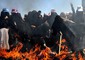 Le donne Sanaa hanno bruciato il velo tradizionale in piazza per protesta contro il presidente Saleh © Ansa