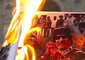 un manifesto di Gheddafi in fiamme © Ansa