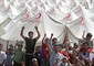 Il numero di profughi siriani riparati in Turchia per sfuggire alla repressione ha superato la soglia di 8.420, suddivisi in tre tendopoli: lo ha annunciato l'ufficio stampa del governatorato di Hatay, la provincia turca che li accoglie. © Ansa