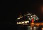 La nave Costa Crociere inclinata la sera dell'impatto con gli scogli © Ansa
