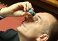 Il Premier, Enrico Letta, mette delle gocce negli occhi i © Ansa