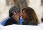 Bacio tra Gianni Alemanno e la moglie Isabella Rauti © Ansa