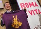 Ignazio Marino mostra una t-shirt con la scritta 'daje' e il simbolo della vittoria © Ansa