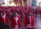 Migliaia di Babbi Natale corrono nel mondo © ANSA