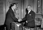 Giuramento dei ministri, stretta di mano tra Alcide De Gasperi e Luigi Einaudi, 26 luglio 1951 © Ansa
