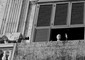 Il nuovo Presidente della Repubblica Antonio Segni si affaccia e saluta dal balcone del palazzo del Quirinale © Ansa