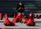 Le scarpe rosse, simbolo della violenza sulle donne © Ansa