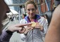 La nuotatrice francese Camille Muffat posa per i fotografi con le sue tre medaglie rispettivamente d'oro, d'argento e di bronzo vinte all'Olimpiade di Londra prima di partire dalla stazione di St.Pancras il 13 agosto 2012 © ANSA