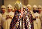 Papa Giovanni Paolo  II in ginocchio dopo l'apertura della Porta Santa che ha seganto l'inizio del Giubileo del 2000 © Ansa