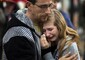 Il pianto di una ragazza che ha perso le sue compagne nel disastro della Germanwings © Ansa