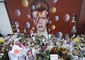 Fiori e candele davanti al murales di Bowie © 