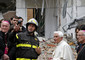 Il comandante dei Vigili del Fuoco Sergio Basti all'Aquila con Benedetto XVI davanti alle macerie della Casa dello Studente © Ansa