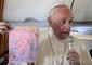 Papa Francesco mostra il disegno di un bambino © Ansa