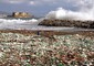 Plastica sulla spiaggia a Napoli © Ansa