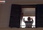 Il fermo immagine tratto da Sky Tg24 mostra lo show di Beppe Grillo che si affaccia da una finestra dell'albergo romano dove risiede per salutare i militanti che facevano festa facendo roteare delle grucce e allargando le braccia con un gesto messianico © Ansa