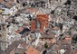Una veduta aerea di Amatrice con il palazzo rosso rimasto in piedi in mezzo alle macerie dopo il sisma del 24 agosto © ANSA