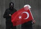Un uomo con una bandiera turca in memoria delle vittime dell'attentato di Istanbul © ANSA