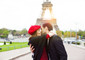 eli_asenova Stock. Una coppia si bacia sotto la Tour Eiffel di Parigi, tra le mete più romantiche © Ansa