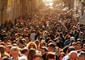 Folla in una strada nel centro di Roma foto iStock. © Ansa