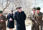 Kim Yo-jong (la seconda da sin), la sorella minore del leader nordcoreano Kim Jong-un (al centro) © Ansa
