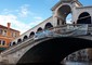 Venezia: striscione su Rialto, basta passerelle elettorali © ANSA