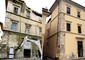 Un palazzo nel centro dell'Aquila, a sinistra nel 2009 e a destra oggi dopo la ricostruzione © ANSA
