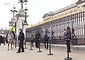 Londra, la folla si raduna davanti a Buckingham Palace per omaggiare il principe Filippo © ANSA