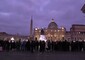 Ratzinger, in fila a San Pietro sin dall'alba per rendergli omaggio © ANSA