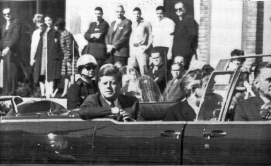 Kennedy e la moglie Jacquelina a bordo della limousine a Dallas, nel Texas, il 22 novembre 1963, pochi minuti prima dell'attentato nel quale il presidente aemricano perde la vita © Ansa