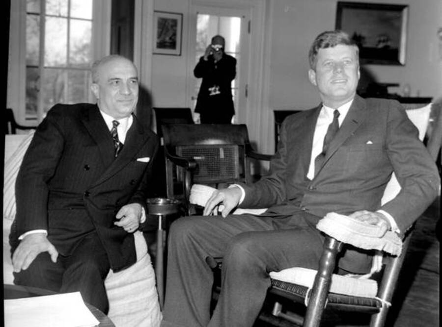 Kennedy con il presidente del consiglio italiano Amintore Fanfani a Washington, alla Casa Bianca, il 16 gennaio 1963 © Ansa