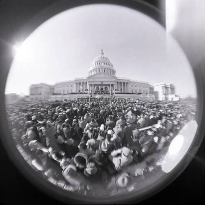 Washington - di fronte al Campidoglio, la piazza e' gremita di folla in attesa del giuramento del nuovo Presidente John F. Kennedy, il 20 gennaio 1961 © Ansa