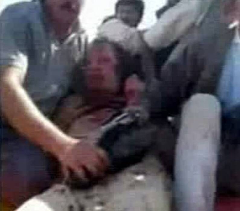 Un fotogramma di un video trasmesso da Al Jazira, che mostra la cattura ed il ferimento di Gheddafi. Il video della tv araba mostra gli ultimi momenti di vita del rais © Ansa