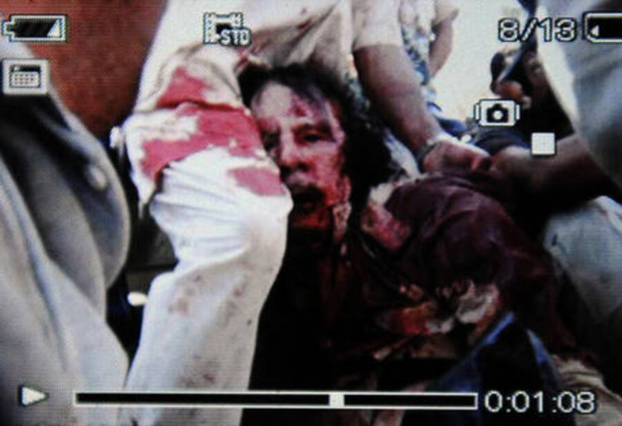 Il fermo immagine tratto da Al Jazira del presunto corpo senza vita di Gheddafi © Ansa
