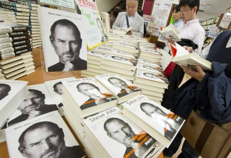 Un negozio Apple di Tokyo con la nuova biografia di Jobs © Ansa