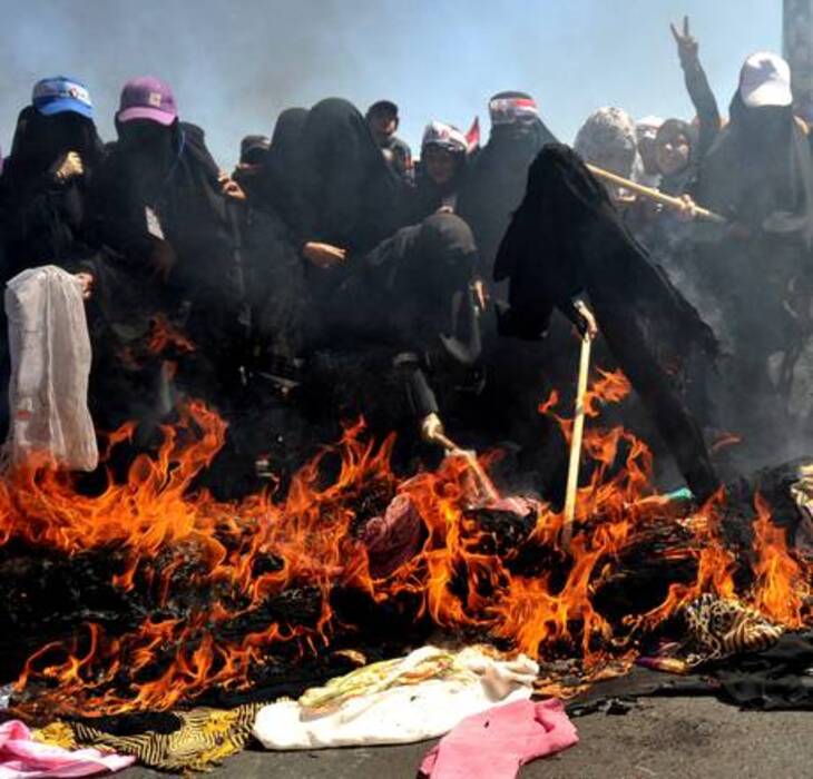 Le donne Sanaa hanno bruciato il velo tradizionale in piazza per protesta contro il presidente Saleh © Ansa