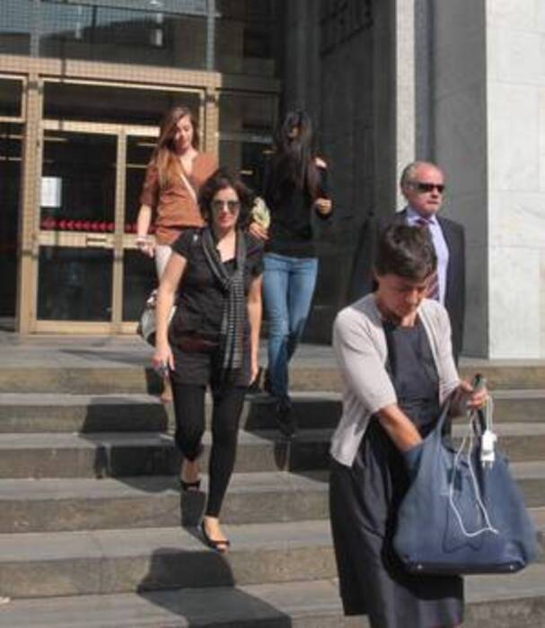 Chiara Danese (in fondo a sinistra con la blusa chiara) ed Ambra Battilana (d) all'uscita del tribunale di Milano © Ansa